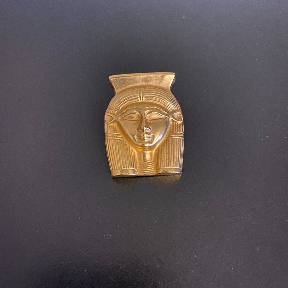 The Metropolitan Museum of Art Queen Hather Egyptian pin pendant